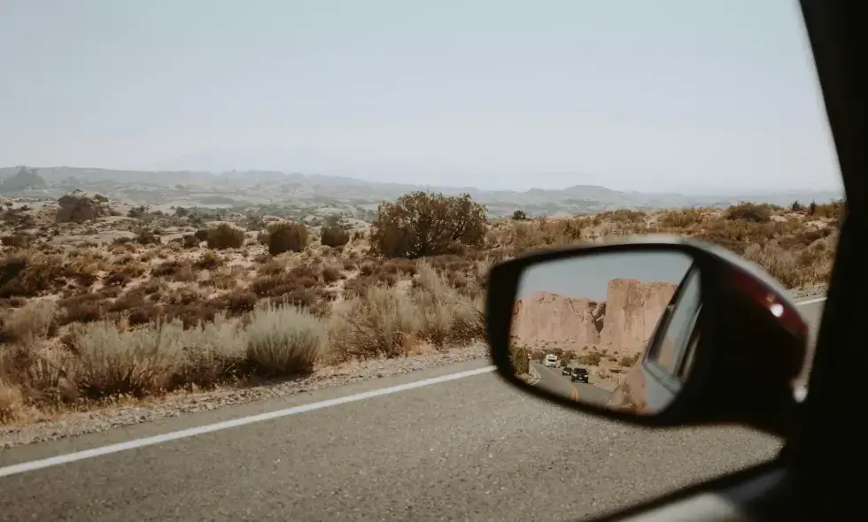 Solardächer über der Autobahn: Ein Weg zur globalen CO2-Reduzierung